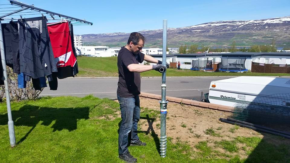 Skrúfuð niður festing fyrir snúrustaur