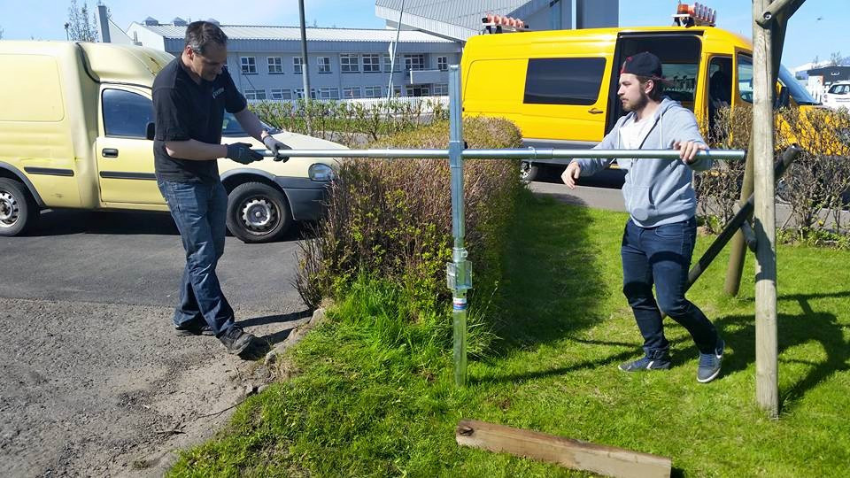 Skrúfað niður með handafli