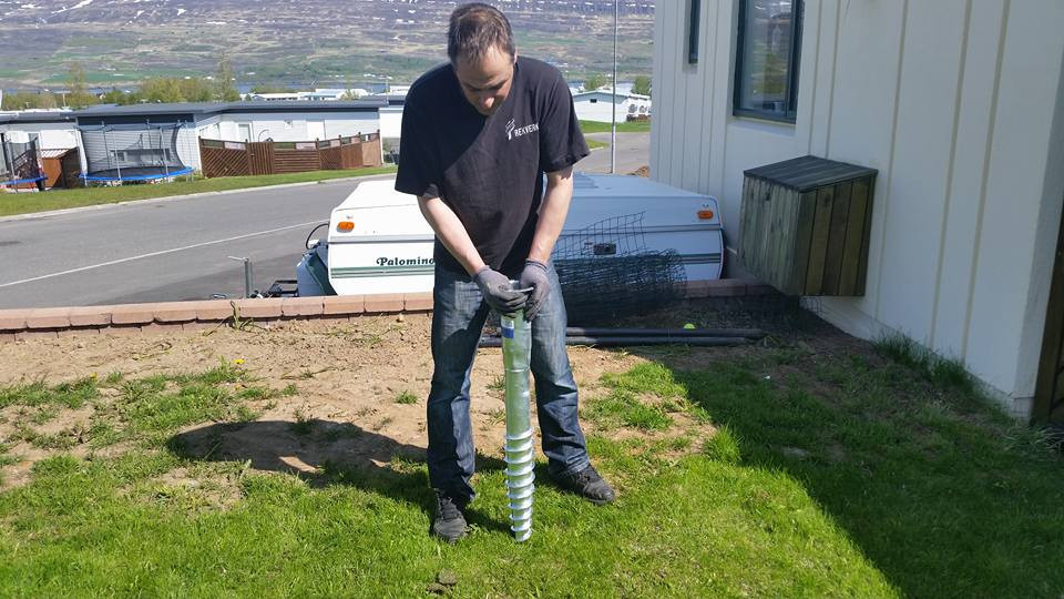 Skrúfa hentug til að festa niður snúrustaura