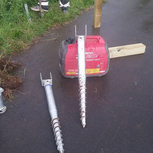 Þessi skrúfa hentar vel fyrir lægri girðingar 0.8 -1.2m í þessu tilfelli þurft að nota tvær gerðir af skrúfum til að ná góðri festu 0.8 á lengd og 1.0 á lengd