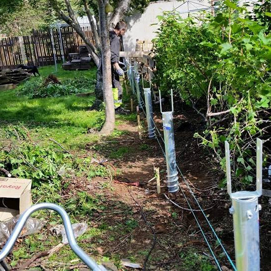 Búið að tylla niður festingum fyrir skjólvegg