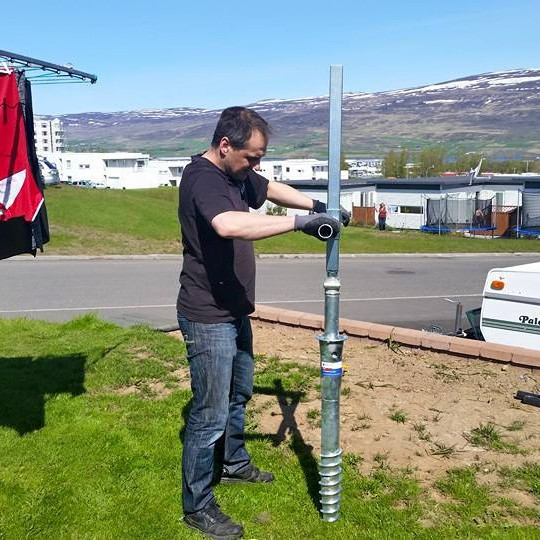 Skrúfuð niður festing fyrir snúrustaur