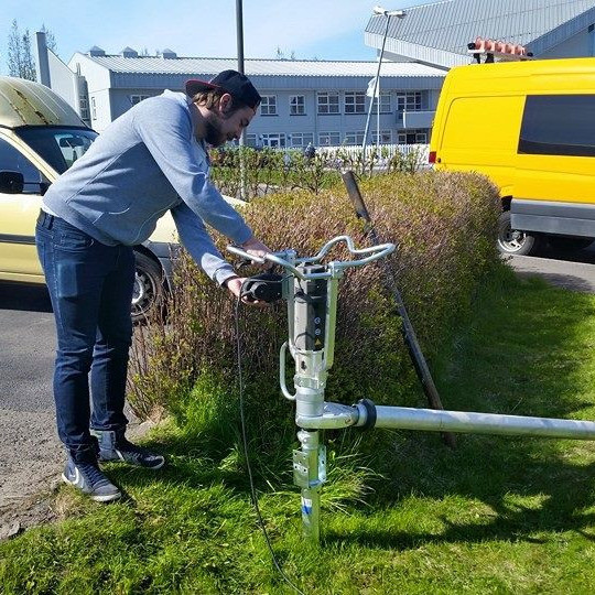 Skrúfað niður með rafmagnsskrúfvél