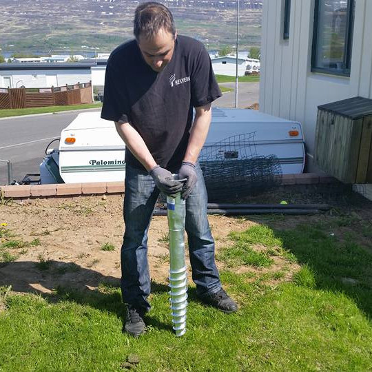 Skrúfa hentug til að festa niður snúrustaura