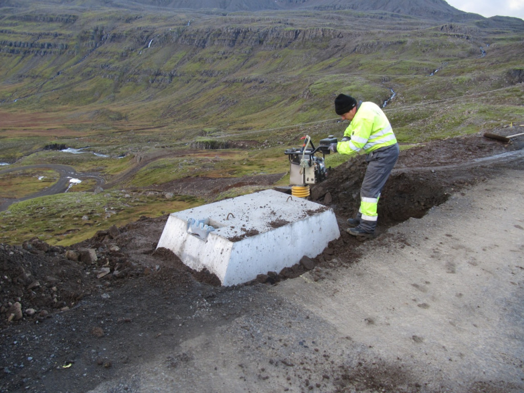 Endafestusteinn fyrir Slope vegrið á Fjarðarheiði okt 2010