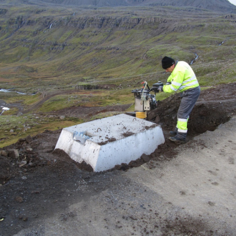 Endafestusteinn fyrir Slope vegrið á Fjarðarheiði okt 2010