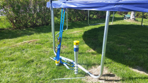 Trampólínið fest með Krinner jarðvegsskrúfum